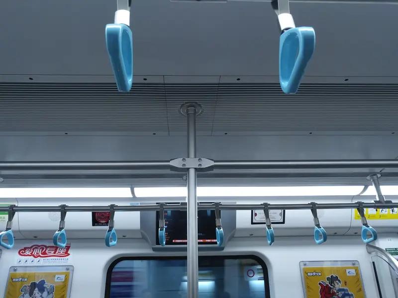 封神！成都地铁1人1座治住霸座，独立扶手隔出边界感，网友喊全国抄作业家人们