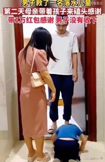 2023年，四川一男子救了一名落水的孩子，第二天孩子妈妈就带着10000元登门致