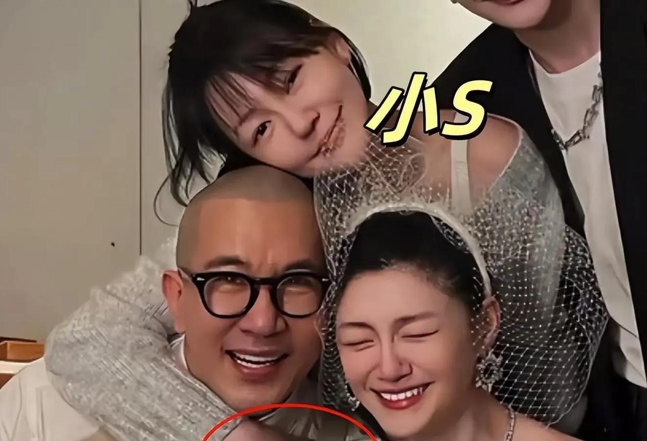 具俊晔大S婚纱照曝光，两人十指紧扣太幸福，小S与具俊晔搭肩抱脖子，有点不和谐啊。