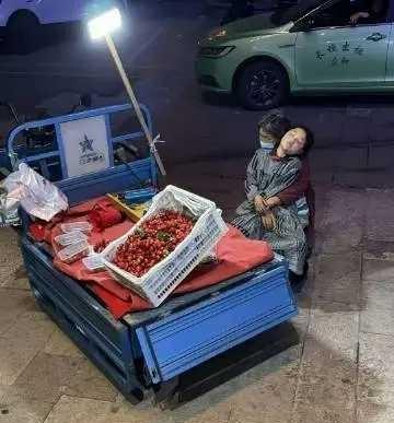 如果不是生活所迫，谁愿披星戴月？68岁奶奶与12岁孙女的水果车，撑起一个破碎的家