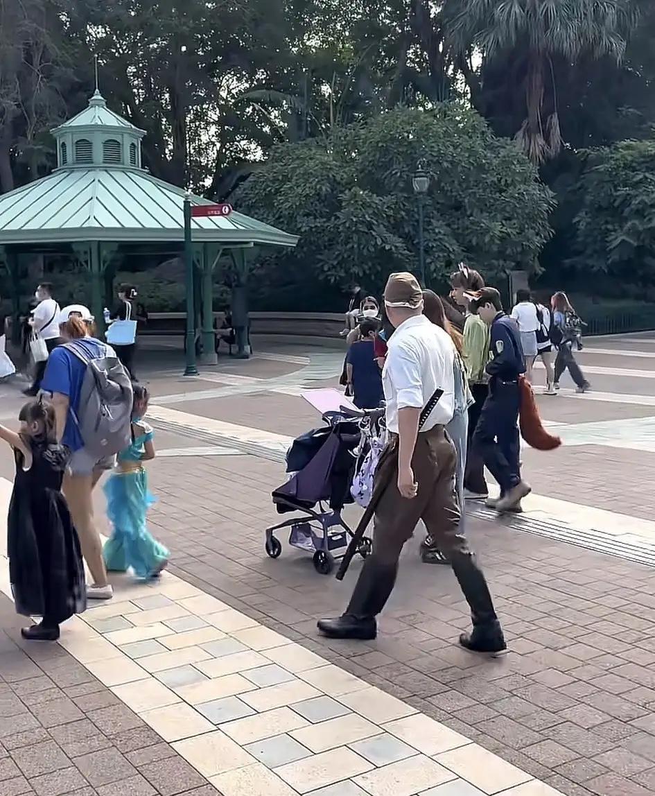 香港迪士尼，男子穿日本大佐军服，被国人举报后，三分钟围上来十几名安保，香港洪门组
