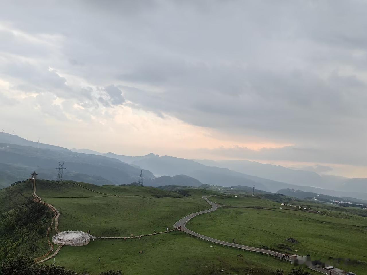 人只要过60岁，千万别再干这几样傻事：​1.千万别把存钱全都交给子女。​钱在