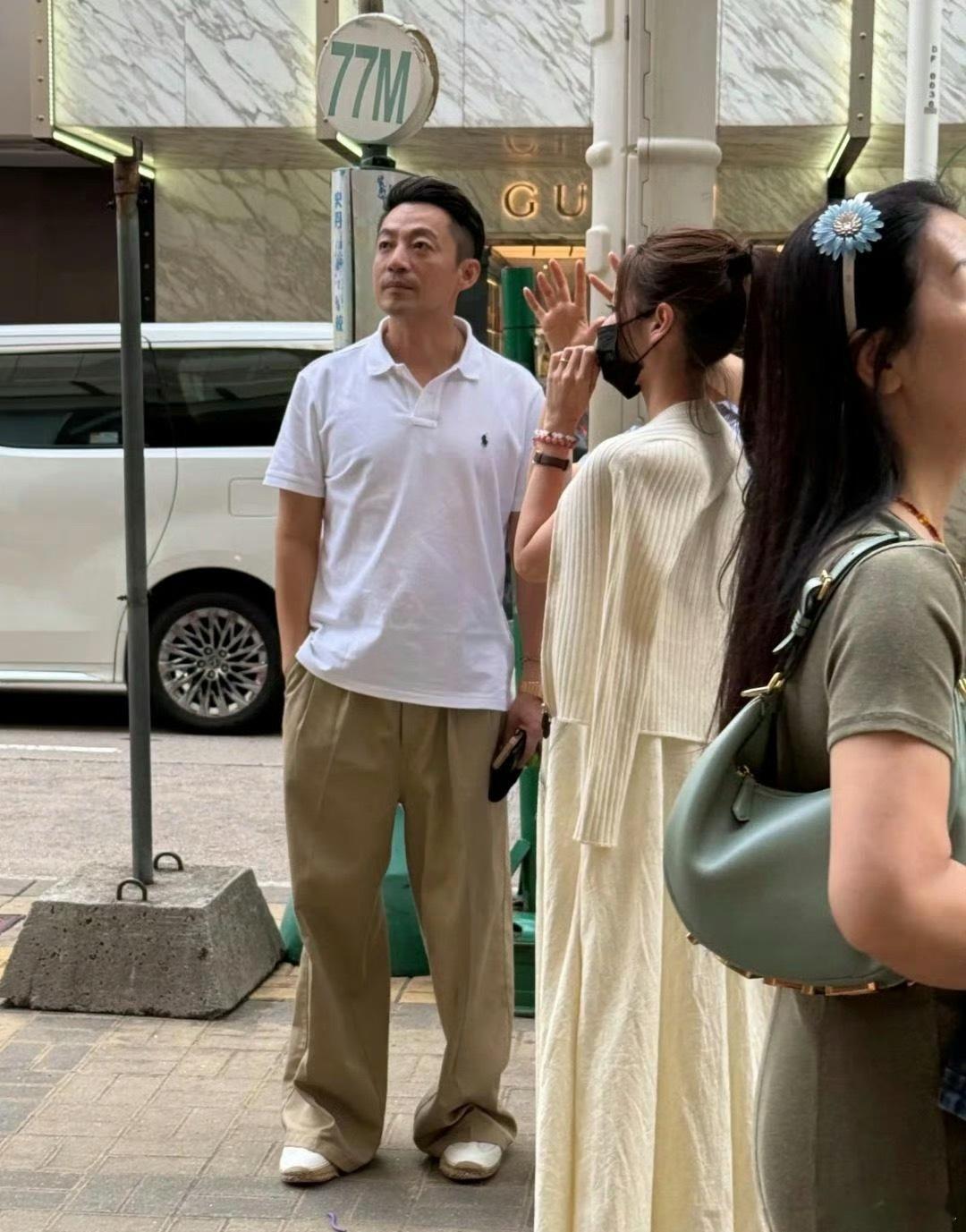 汪小菲和老婆马筱梅现身香港为新店选址，他的穿着一言难尽，裤子好长，裤脚直接拖地，