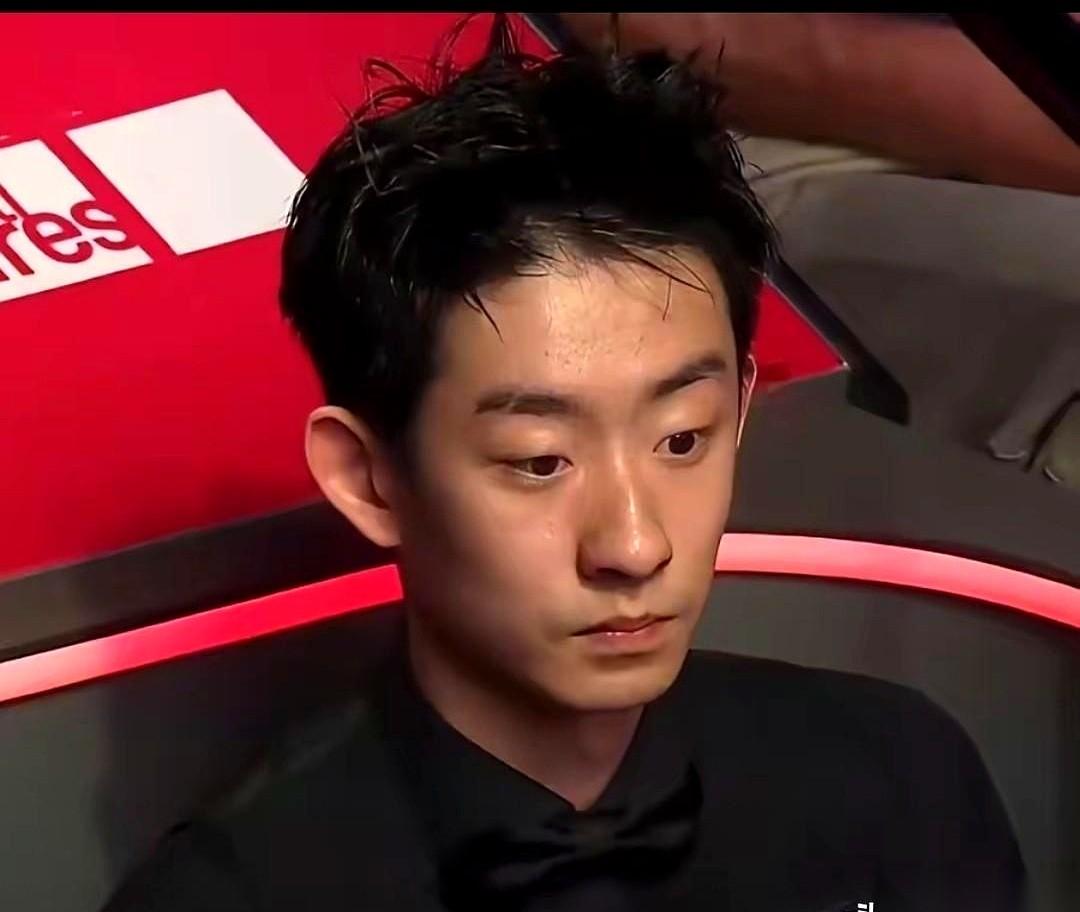 03年的吴宜泽，把斯诺克世界冠军塞尔比拉下马。赛后，记者话筒怼到他嘴边，等着听