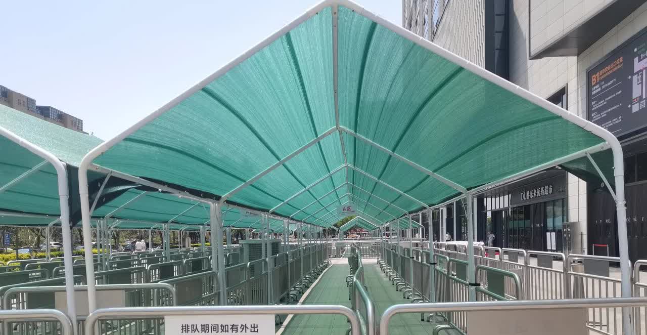 这是天使城胖东来超市排队的遮阳棚，今天是工作日人不多没用上，但它的排队机制是相当