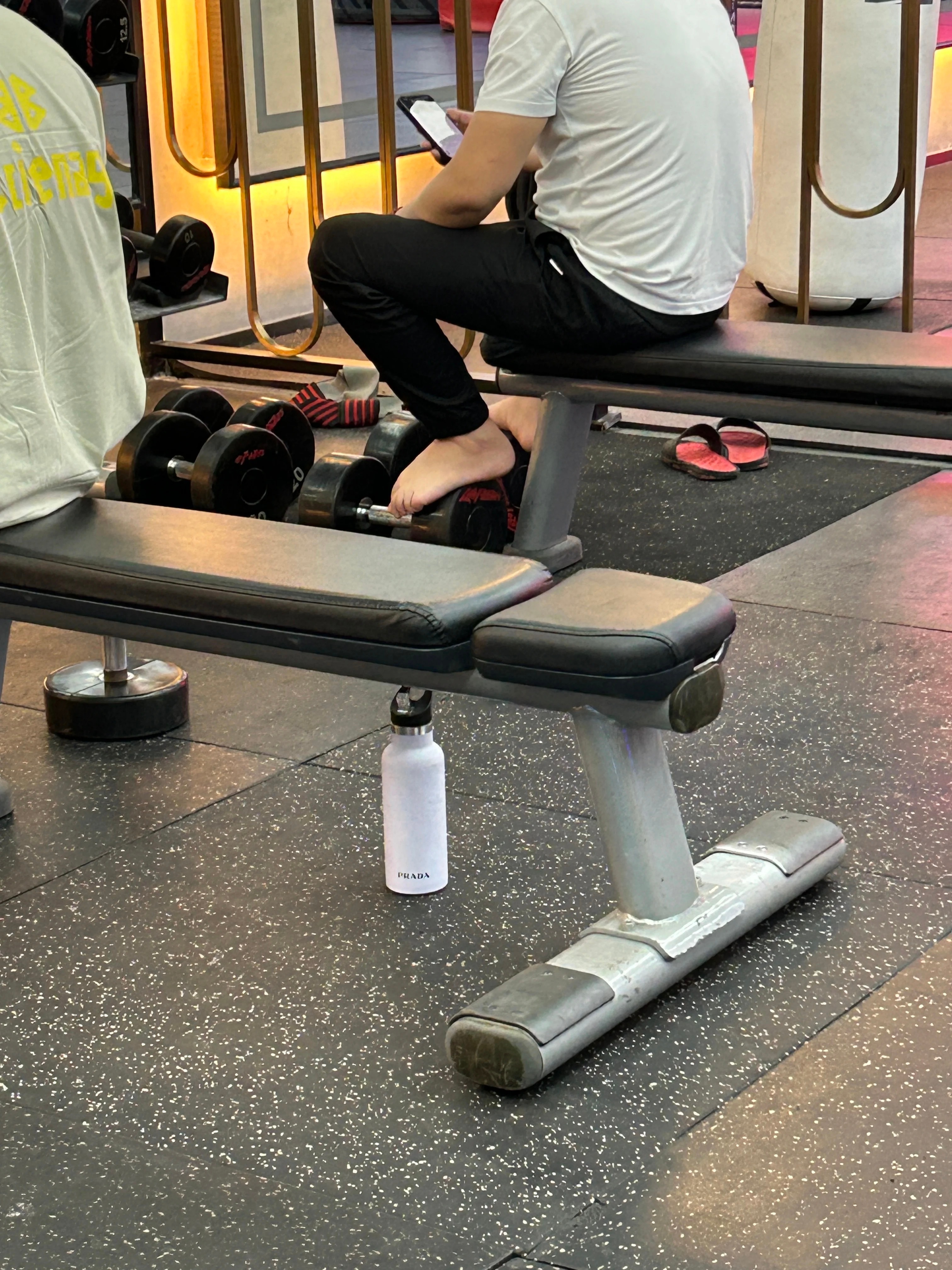 健身房脏我们健身房的哑铃都已经盘包浆了....商业健身房还好，夏天我这种暴汗