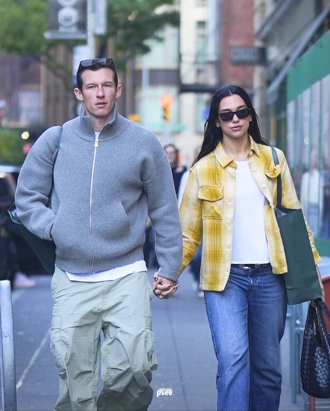 啪姐卡哥纽约新街拍，全程十指紧扣💞​​​