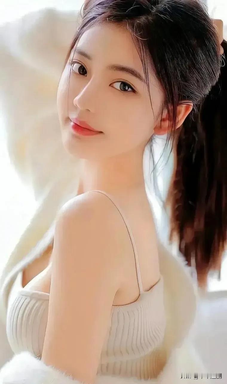 晴光入小屋，马尾携清风，回眸含浅笑，清颜自玲珑。温柔治愈款美女雍容大方的美女