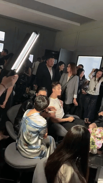 陈伟霆很喜欢欧阳娜娜啊，一圈人围坐参加活动，陈伟霆特意跟欧阳娜娜挑眉打招呼，还主