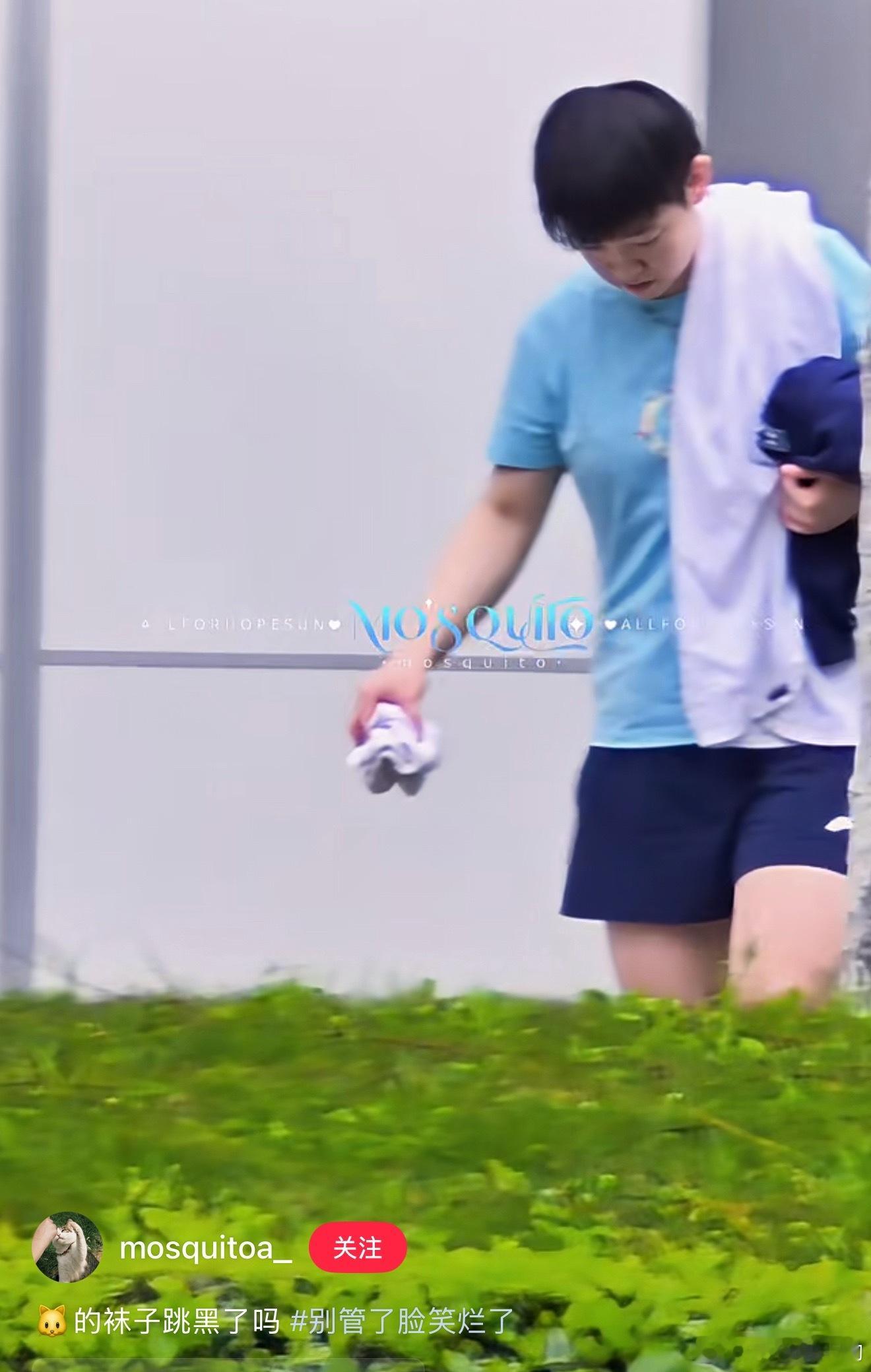 拎着袜子下训的莎莎