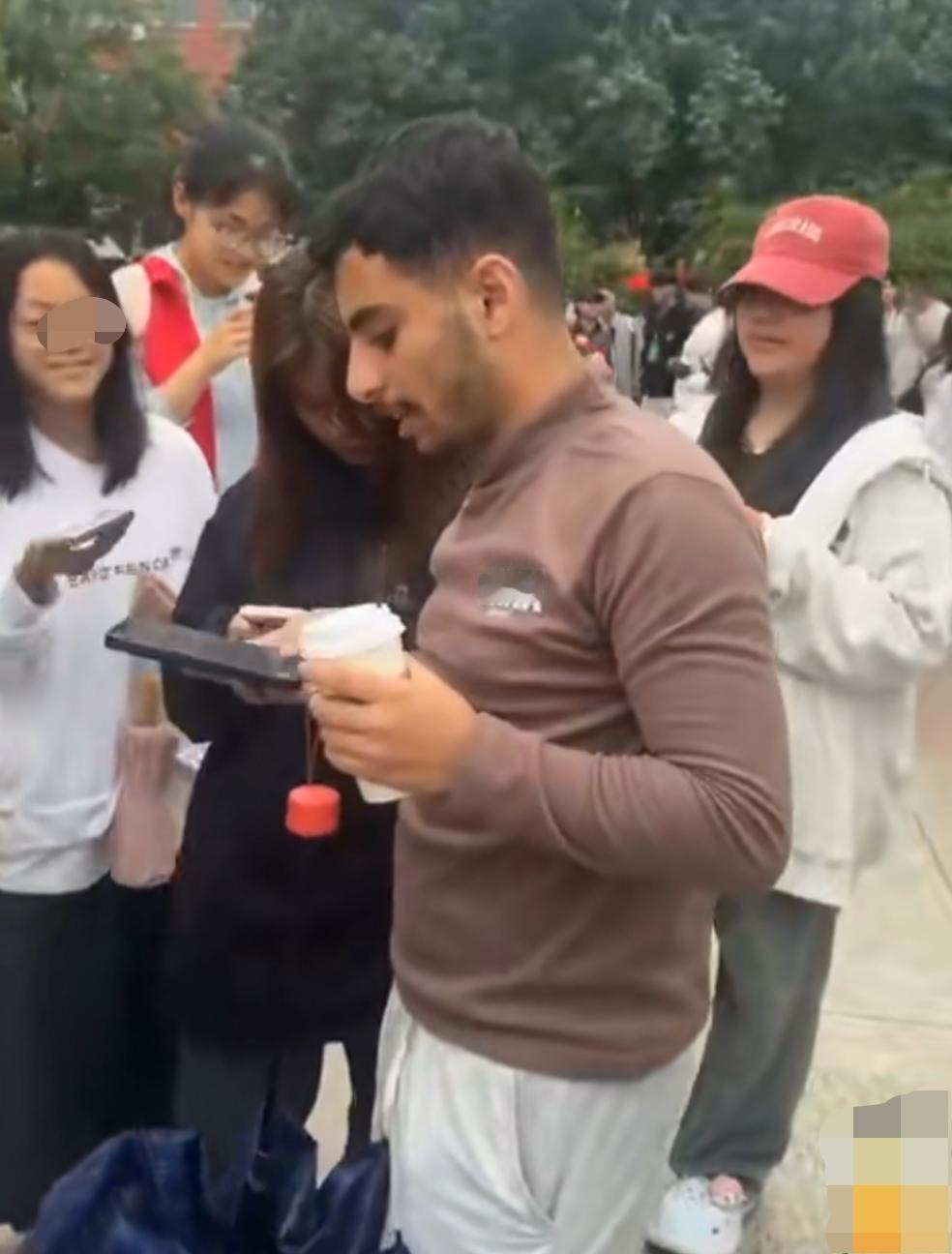 一群女生抢着加联系方式，顺便还来上一句恭维话：youaresofriend