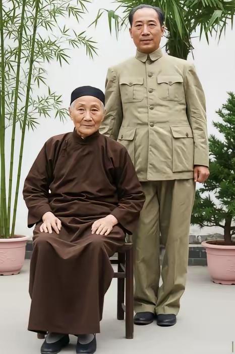 1945年重庆梅花山别墅庭院这张戴笠与母亲的合影，太有反差感了。平时冷酷神秘、手