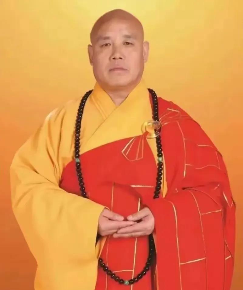 中国佛教协会会长释演觉，现任北京广济寺方丈住持，同时担任中国佛学院院长。演觉法师