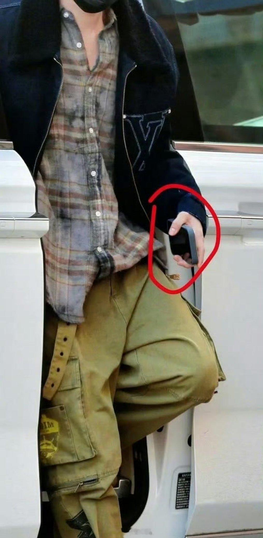 因为孔雪儿晒出来的桌子图片跟侯明昊的是一样的，手机壳也一样，就有爆料称这两人在一