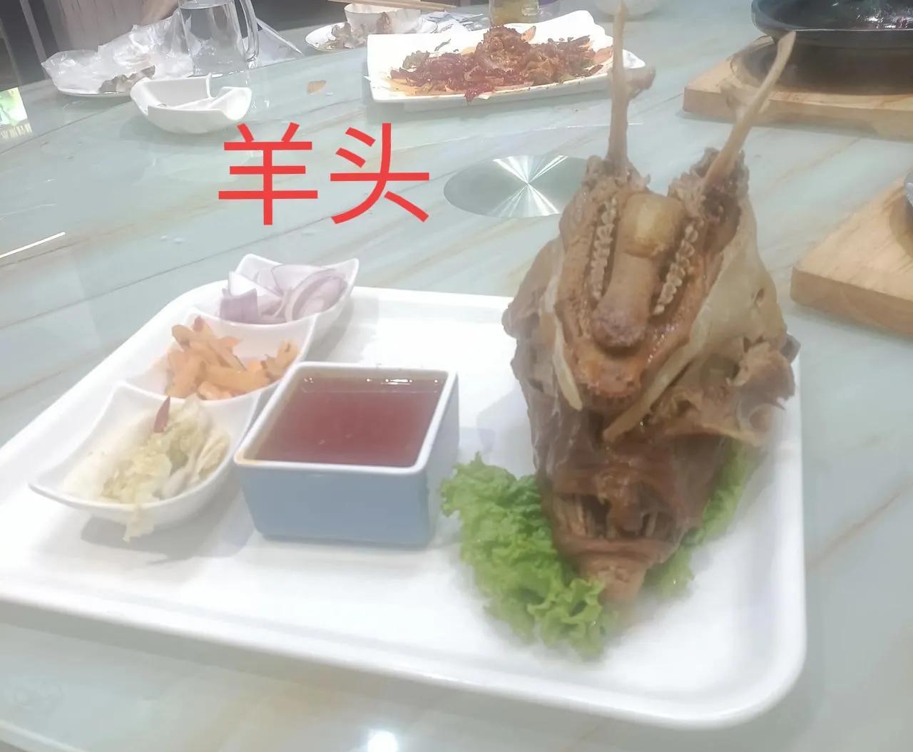 回民饭馆禁酒、禁烟家人出去聚会，来到了兰州小西湖某回民饭馆，在点菜时，服务员明
