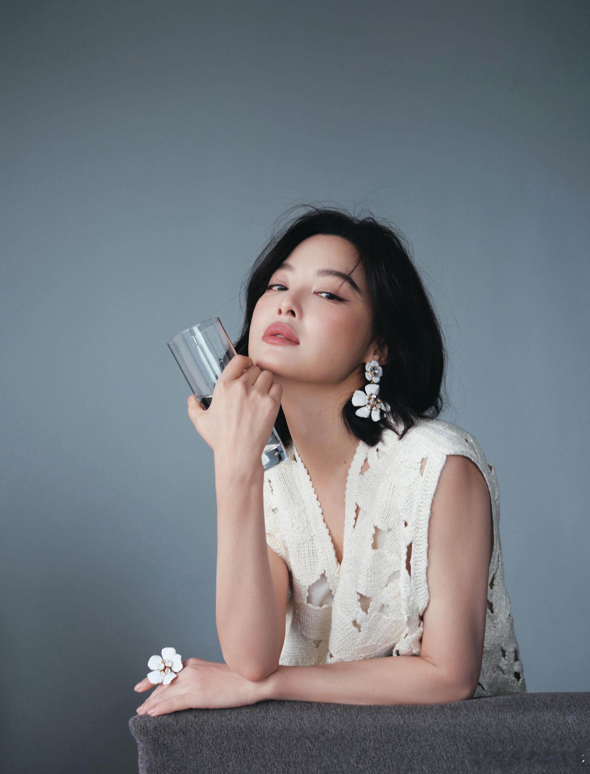 辛芷蕾的状态辛芷蕾最新造型太绝了！挂脖设计尽显风情，裸背剪裁凸显好身材，搭配小