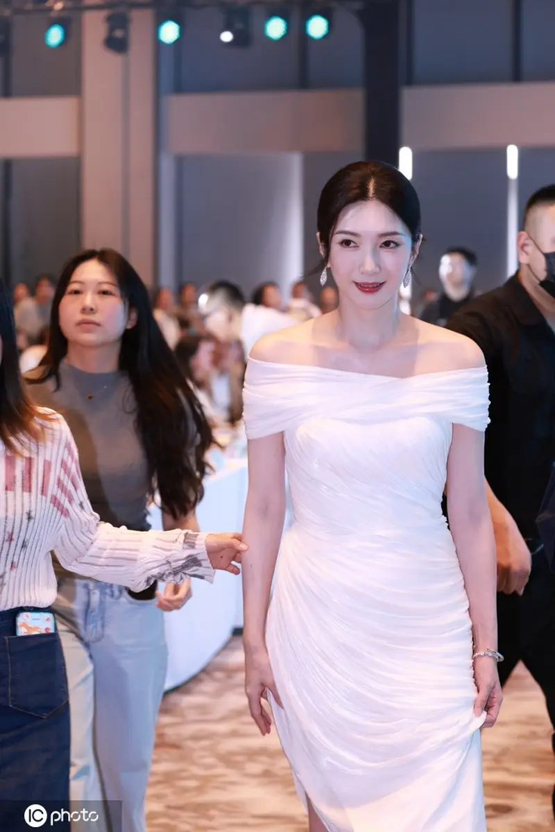 江疏影现身珠海出席活动白色一字肩礼服简约明媚