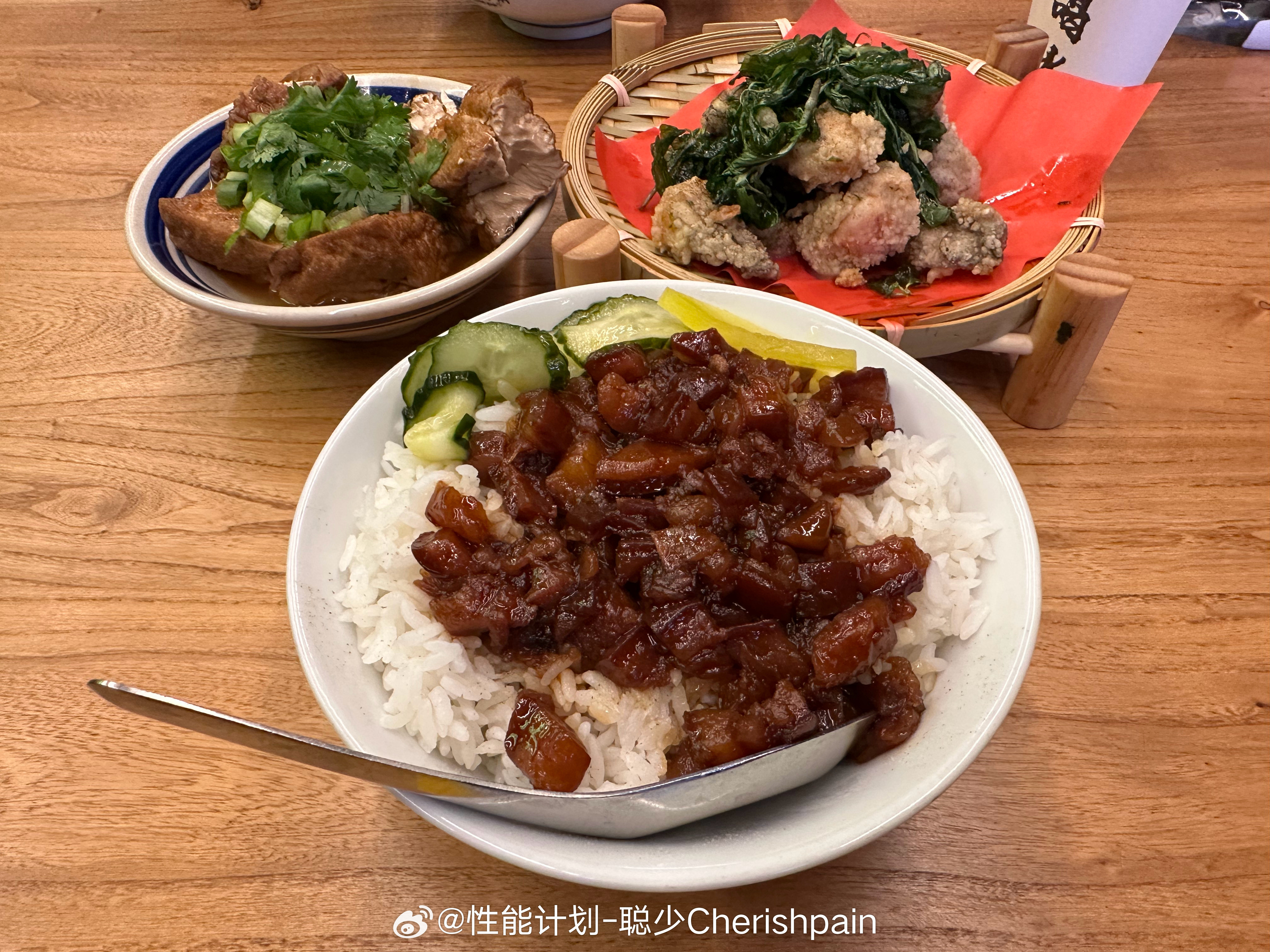 马萨一口卤肉饭，舒服了😌​​​