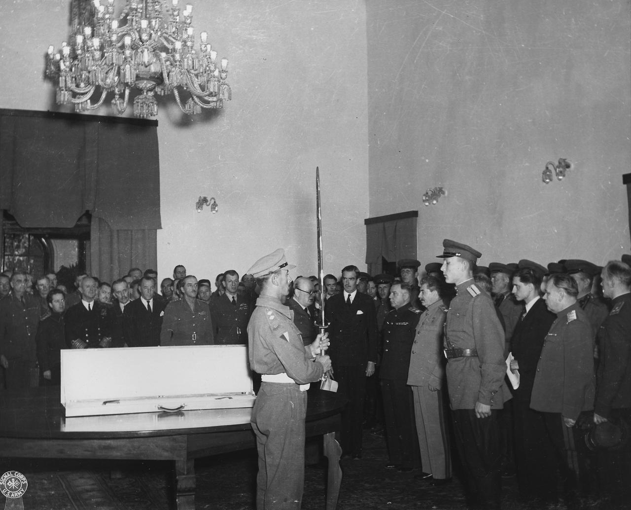 [呲牙笑]要论搞这些虚头八脑的“形式主义”，英国佬可是真的在行——1943年11
