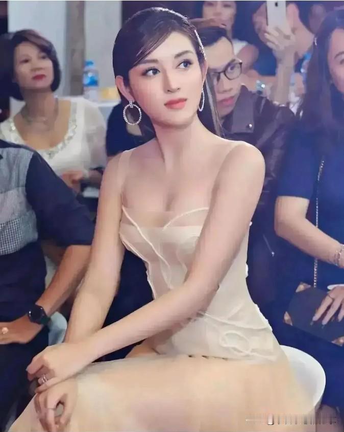 她好美啊，看起来气质独特，身材凹凸有致，头小、腿长五官精致，天鹅颈、直角肩，是典