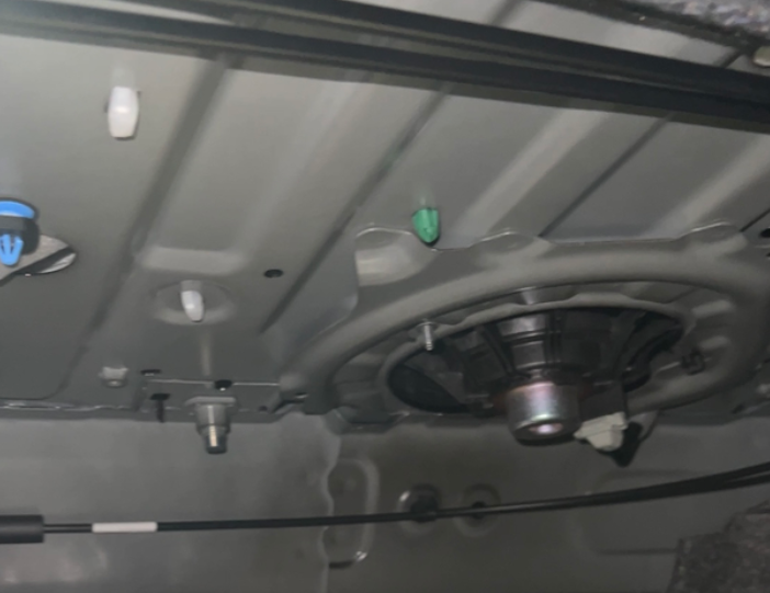 雅阁减配太黑了雅阁今天搬运东西发现后备箱里面顶上连隔音棉都没有，直接裸露后排喇