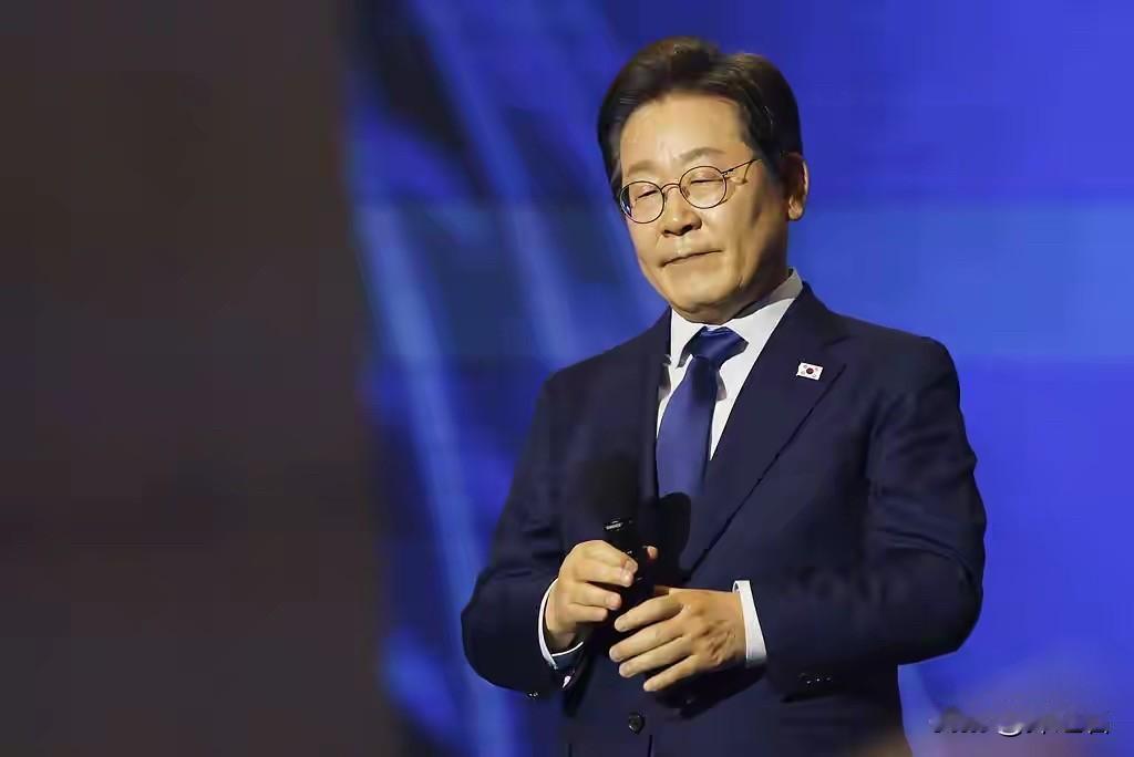 一群人拿着“艺术无国界”当遮羞布，干着碰瓷国家红线的脏活。光州双年展主办方嘴