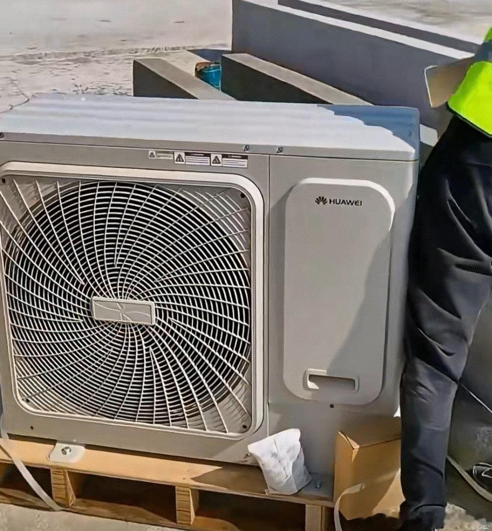 有人私信问我这……这个不是家用空调的外机,应该是服务器机房用的精密空调外机。基本