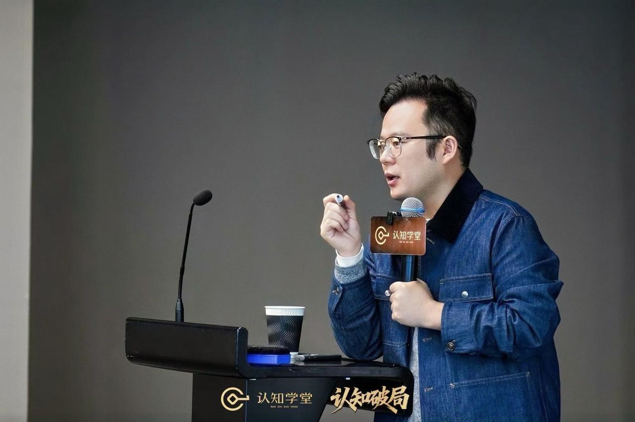 人并不是被某一个决定改变的，而是被“长期重复的注意力”慢慢塑造的。很多人以为命