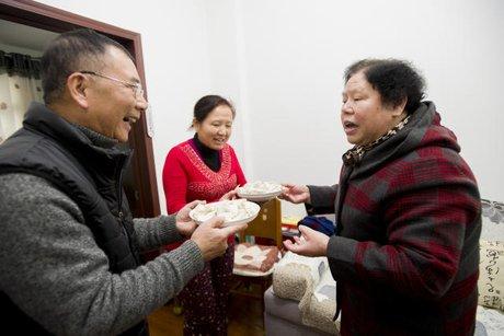 网上看到一个退休女人讲，她有个女邻居，总给她送东西，有时候是地瓜，有时候是苞米，