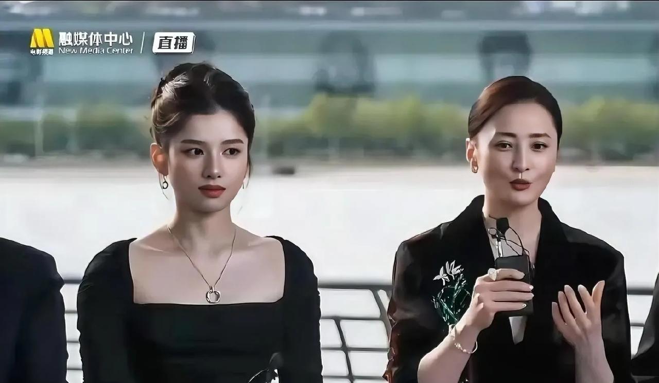 第一次这么直观地对比张婧仪即使在蒋勤勤面前也毫不逊色，她的长相这么有辨识度，