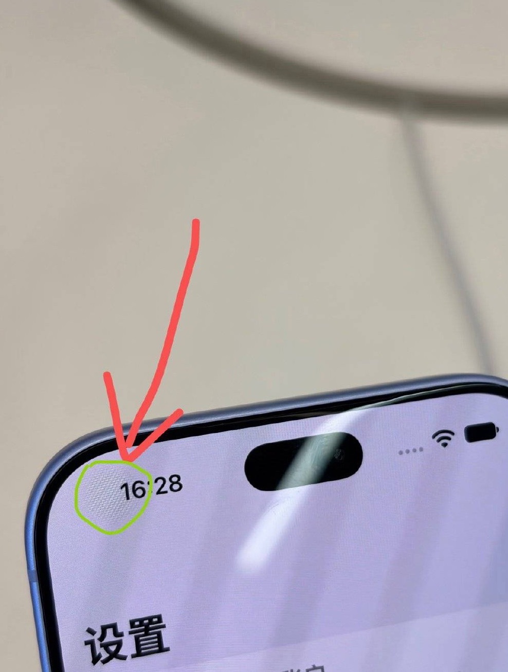 iPhone18的灵动岛变小了：把一部分FaceID传感器挪到了左侧屏幕底下