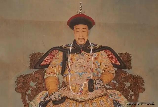 当了皇帝却吃不饱，嘉庆那三年，连多夹一筷子都不敢36岁当上皇帝，你以为是走上