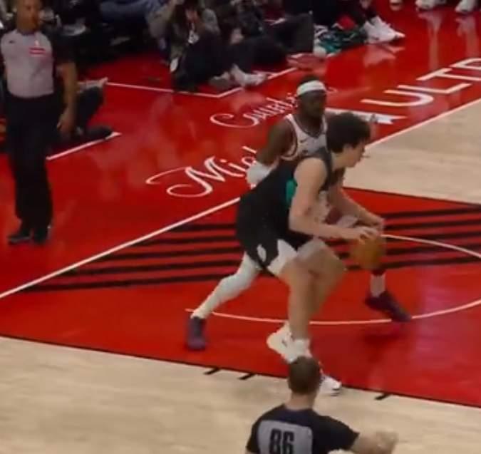 马威还就怕杨翰森这种篮下技术性中锋开拓者输给太阳，杨翰森替补上场13分钟，投