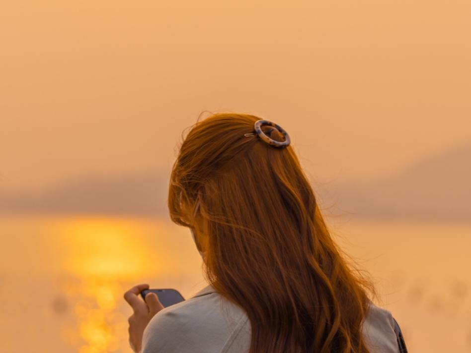 令人深思的一段话：“人到了中年，不管男女，心里大多都藏着点事儿。男人有点能力、有