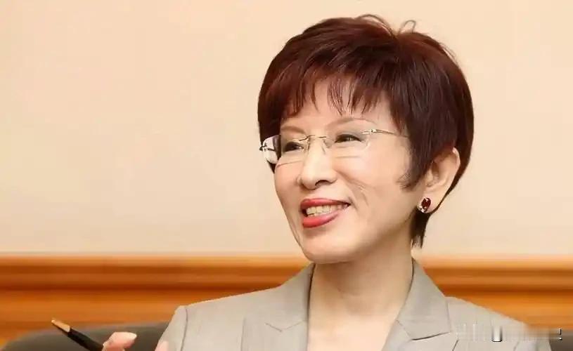 关键的时候，还得洪秀柱，柱柱姐警告日本，中日之间的血海深仇还没了呢？说实话，在