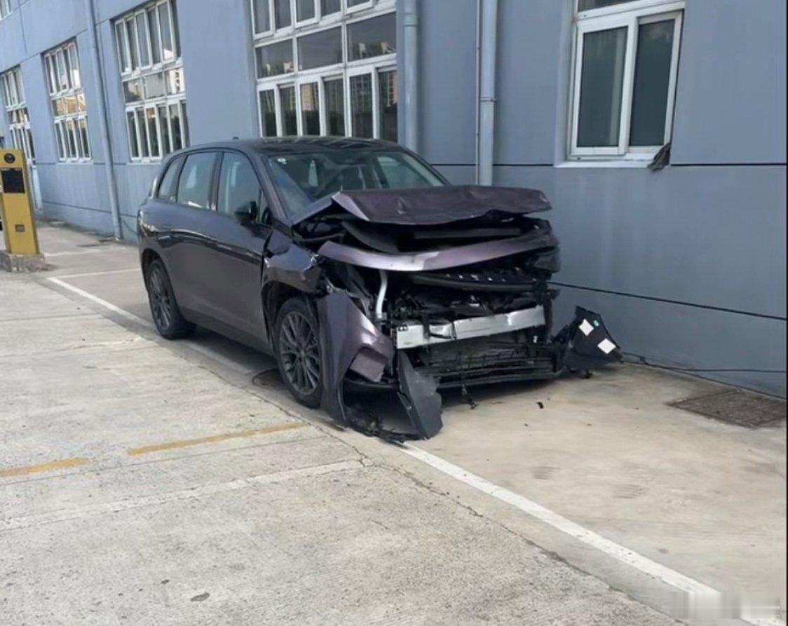 今天和朋友去4S店给车做保养，看到现场停了辆事故车，前脸几乎全毁，引擎盖严重变形