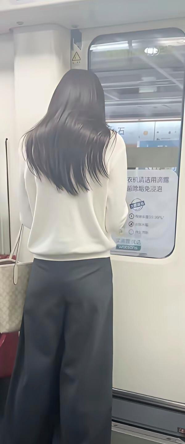 这背影果然没有让我失望，好一个回眸一笑！