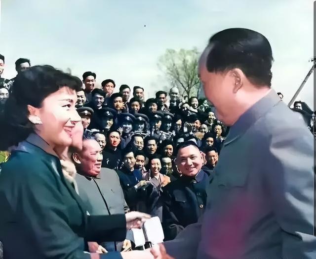 女的非常漂亮,但是,几乎所有人的眼神,全在教员身上,目不转睛的在观察…