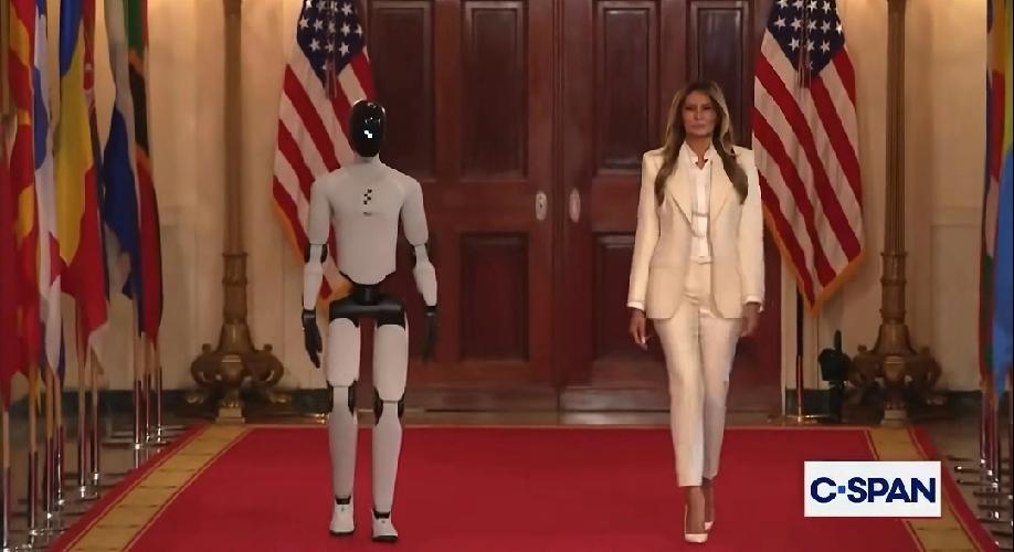 人形机器人只会翻跟头？但美国的人形机器人只会走秀走T台！翻跟头，就有些人的看