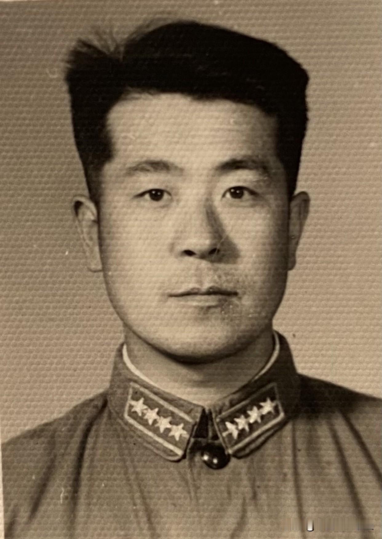 昨天收拾家里抽屉，发现我老岳父的《转业军人证明书》。证件里的记录让人称奇～我岳父