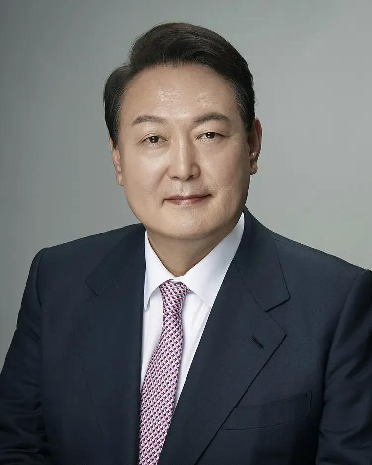 栽了，尹锡悦彻底玩完。韩国政坛今天又爆出大新闻。8月12日，韩国第二综合特别检