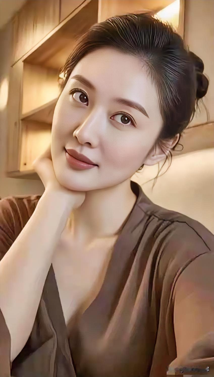 柔光拢发，浅笑凝眸。木色映温婉，岁月染温柔。