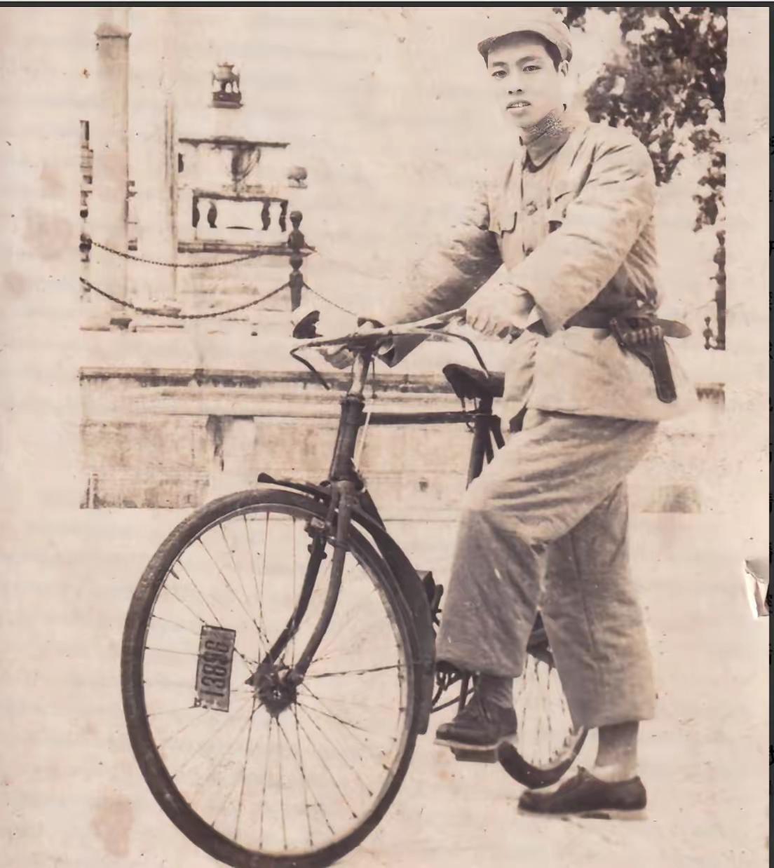 1957年，重庆集中营大杀手漆玉麟，解放后不知所终，但却因在稻谷场，炫耀骑车技术