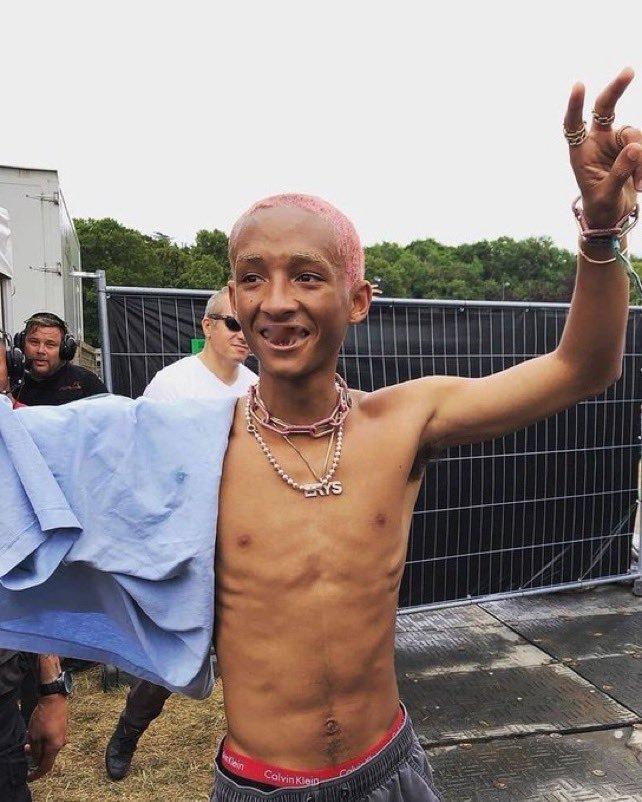 他曾被视为“不健康”的少年。短短几年间，他脱胎换骨，练就了令人惊叹的健硕体格。