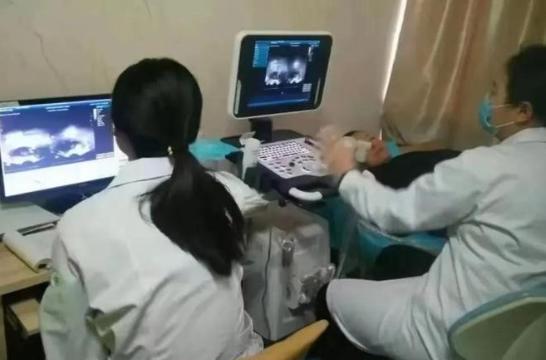 检查过程起初进行得很顺利。但当主检医生完成检查后，却示意实习医生靠近，并开始指着