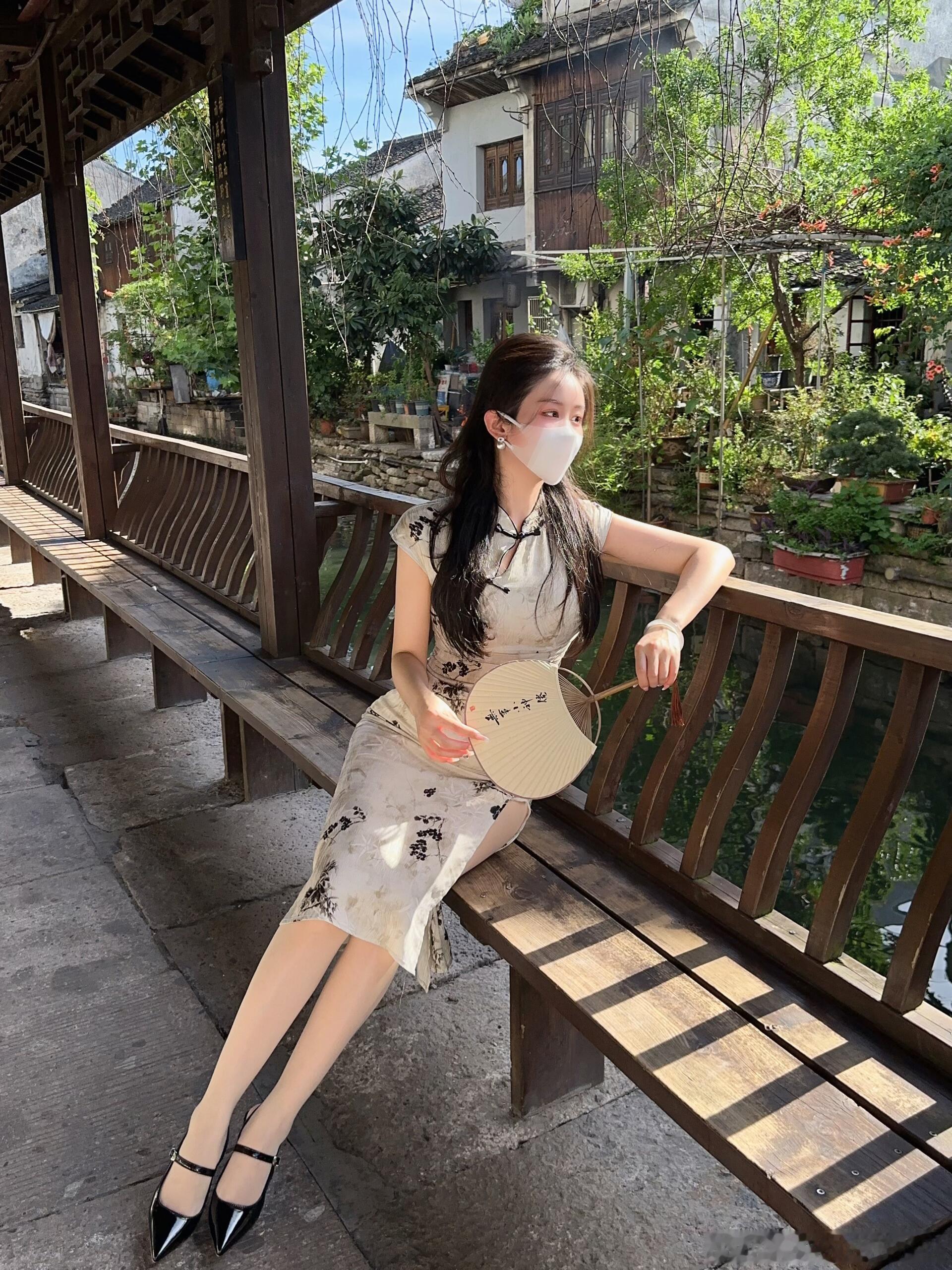 古镇的丝袜少女​​​