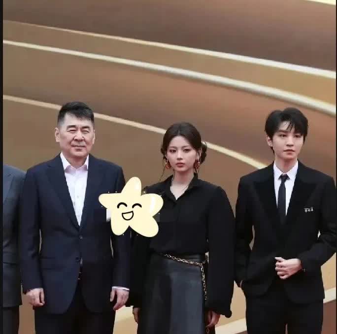 这操作我有点看不懂袜子外穿[？？？][？？？]是这样的吗？不过杨