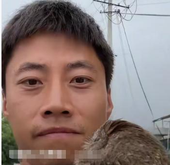 “新疆到陕西太远了，所以我长出了翅膀”。5月，骑行博主赵朔发布了一段视频。