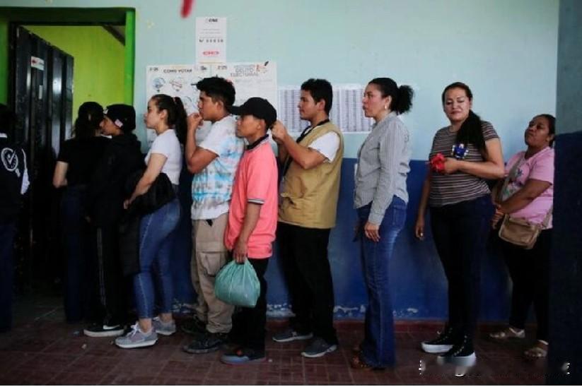 洪都拉斯选举结果报道停滞不前，民众不耐烦情绪加剧。12月7日(路透社)-在洪都