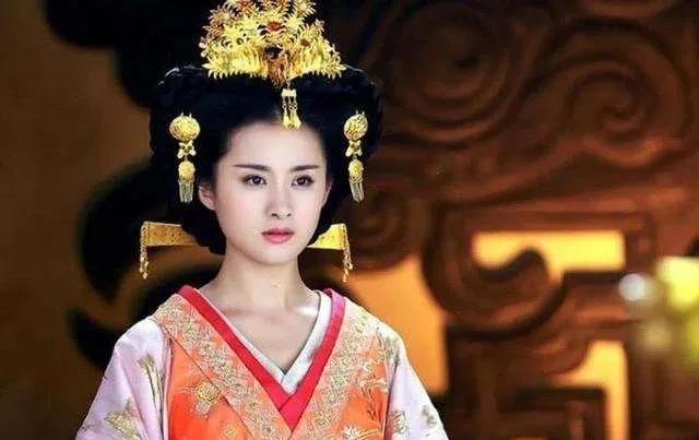 公元前130年，一群太监闯进了陈阿娇的寝宫，惊扰了正在榻上休息的皇后。她厉声呵斥